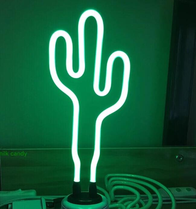 Lámpara de mesa LED con forma de piña y cactus